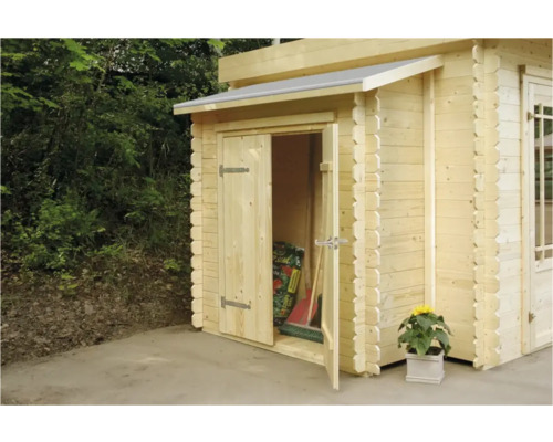 Houten tuinkast met open deur en tuingereedschap