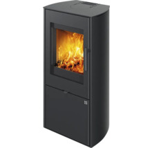 Houtkachel met vlammen in de vuurkamer