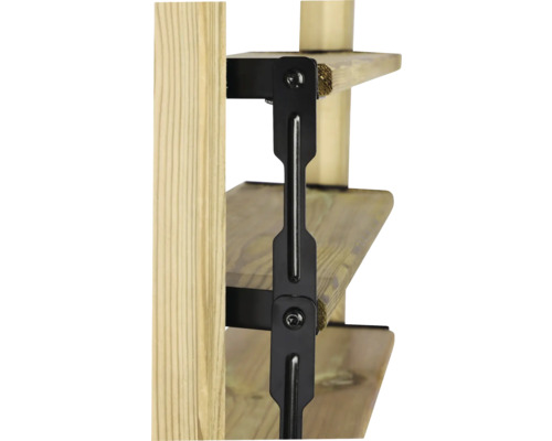 Detailweergave van een houten rek met zwarte metalen beugel