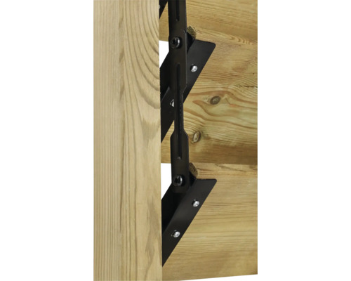 Detailopname van een houten terras met zwarte metalen bevestiging