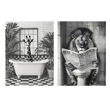 Wanddecoratie met giraffe in bad en leeuw op toilet, zwart-wit afbeelding