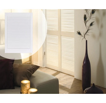 Kamer met witte luiken, bank, kussens en decoratie