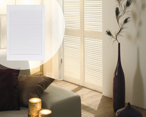 Kamer met witte luiken, bank, kussens en decoratie
