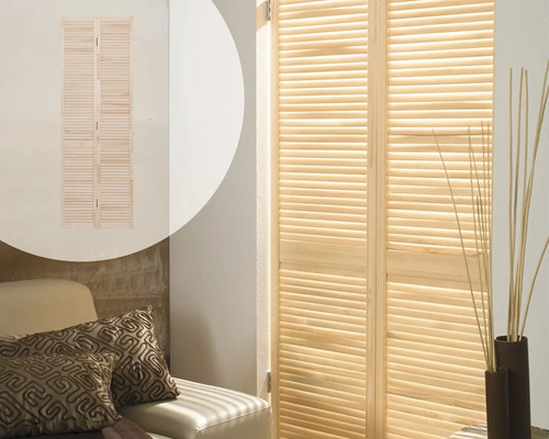 Houten schuifdeur in woonkamer met bank