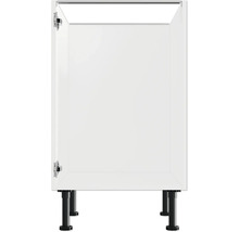 Keukenkast met open deur en zwarte poten