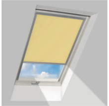 Dakraam met geel rolgordijn in een zilveren frame, zicht op de lucht.