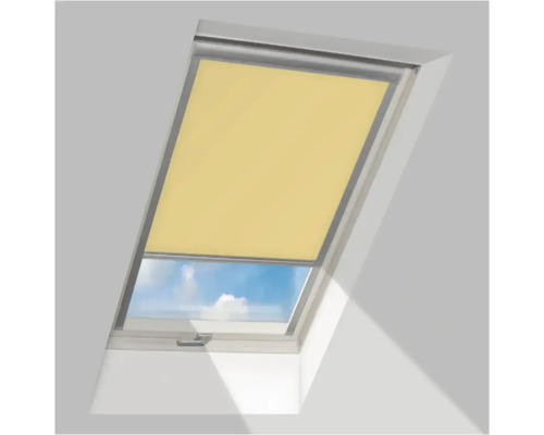 Dakraam met geel rolgordijn in een zilveren frame, zicht op de lucht.