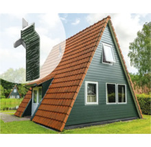 Vakantiehuis met zadeldak, ramen en accessoire voor dakgootbevestiging