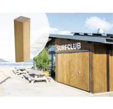 Houten paal met vierkante doorsnede voor een surfclubgebouw.