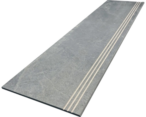 Trede-element van steen met groeven