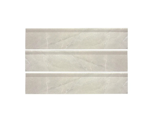 Drie stenen traptreden met marmerachtige textuur