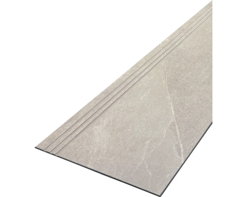 Detail van een traptegel met een geribbelde rand.