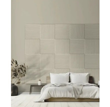 Slaapkamer met een bed en een wandbekleding van akoestische panelen met een streepmotief