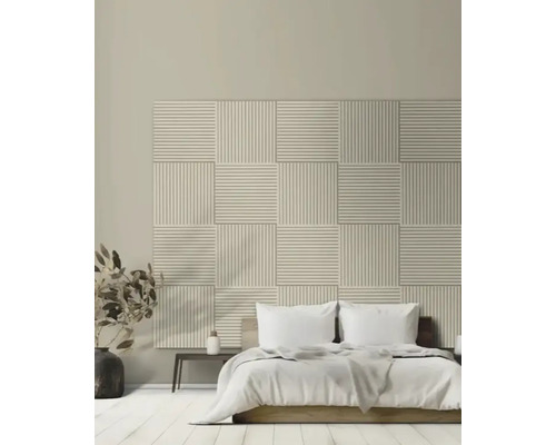 Slaapkamer met een bed en een wandbekleding van akoestische panelen met een streepmotief