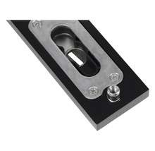 Metalen montageplaat met schroeven en schroefdraad