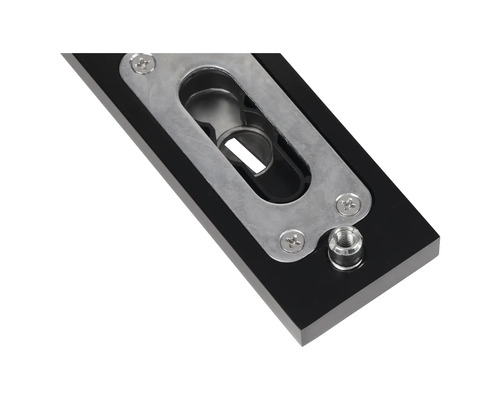 Metalen montageplaat met schroeven en schroefdraad