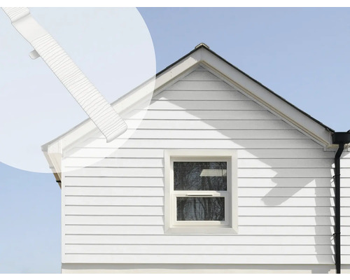 Gevel van een huis met raam en gevelbekleding