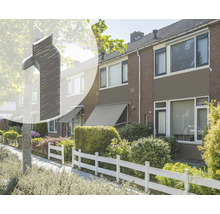 Gevel van een woonhuis met zonnescherm en monster om de gevelkleur te illustreren