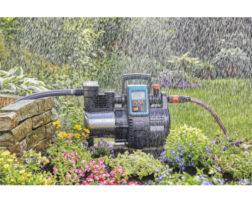 Tuinpomp in gebruik voor het besproeien van een tuin
