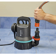 Gardena dompelpomp voor helder water met slangaansluiting wordt gemonteerd.