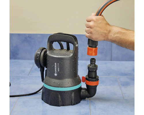 Gardena dompelpomp voor helder water met slangaansluiting wordt gemonteerd.