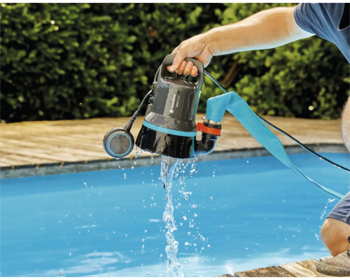 Een dompelpomp in gebruik voor het wegpompen van water uit een zwembad.