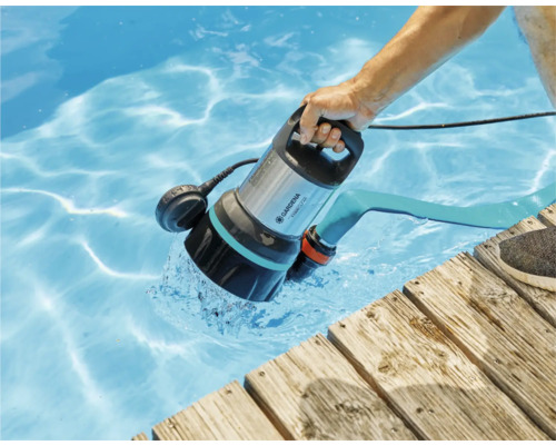 GARDENA dompelpomp voor vuil water in gebruik in het zwembad