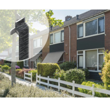 Buitenkant van een woonhuis met zonweringen en een zwarte raamkruk
