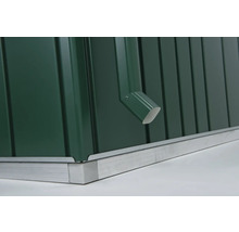 Detail van een tuinhuis met regenpijp en funderingsframe