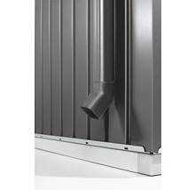 Detailopname van een regenpijp op een metalen tuinhuis.