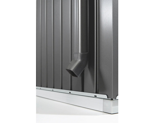 Detailopname van een regenpijp op een metalen tuinhuis.