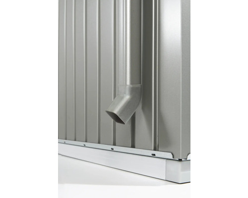 Detailopname van een regenpijp op een metalen tuinhuis.