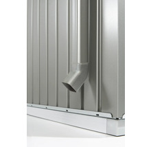Detailopname van een regenpijp op een metalen tuinhuis