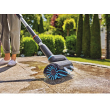 Gardena borstelrol voor het reinigen van stenen tegels op een terras.