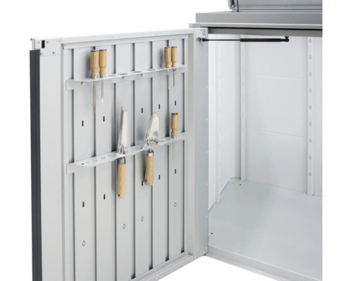 Geopende tuinkast met tuingereedschap