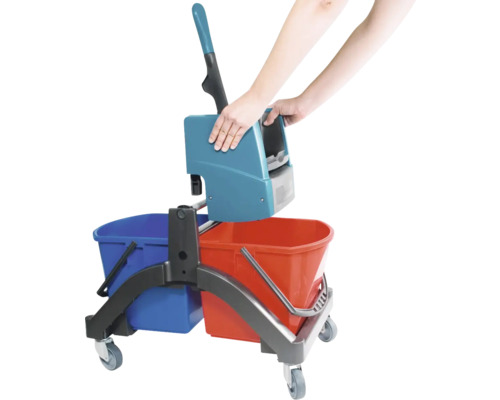 Schoonmaakwagen met emmerpers en twee emmers