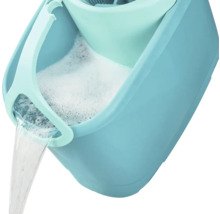 Blauwe schoonmaakemmer met water en schuim wordt uitgegoten.
