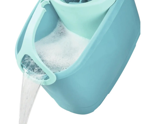 Blauwe schoonmaakemmer met water en schuim wordt uitgegoten.