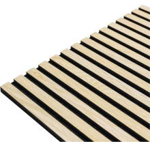 Akoestisch paneel met houten latten op zwart vilt Akoestisch paneel met houten latten op zwart vilt