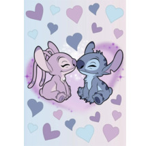 Illustratie met de tekenfilmfiguren Stitch en Angel die elkaar een kus geven, omringd door hartmotieven.