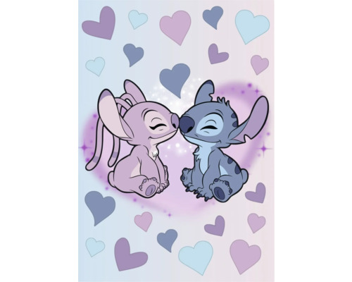 Illustratie met de tekenfilmfiguren Stitch en Angel die elkaar een kus geven, omringd door hartmotieven.