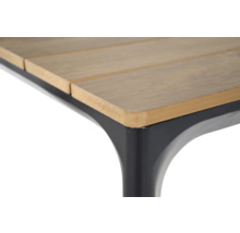 Detailopname van een tuintafel met houten blad en metalen frame