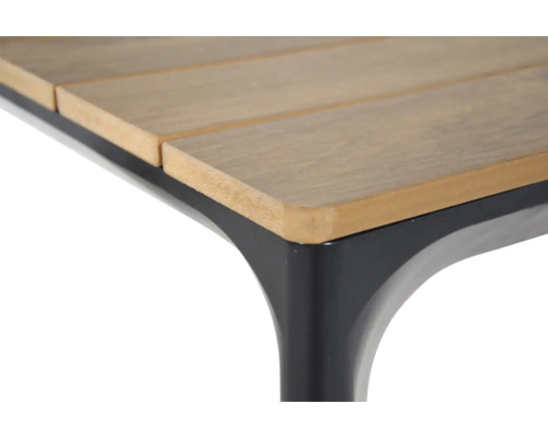 Detailopname van een tuintafel met houten blad en metalen frame