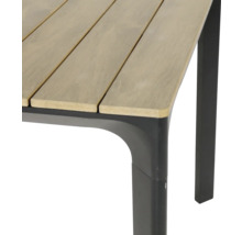Detailopname van een tuintafel met houten latten en metalen poten
