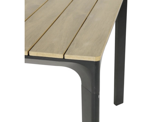 Detailopname van een tuintafel met houten latten en metalen poten