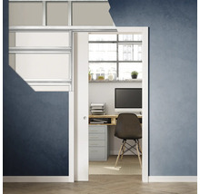 Scene met schuifdeur voor een werkkamer met bureau en kantoormeubilair