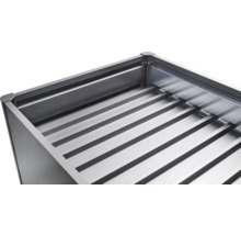 Detailopname van een metalen plantenbak met geribbelde bodem
