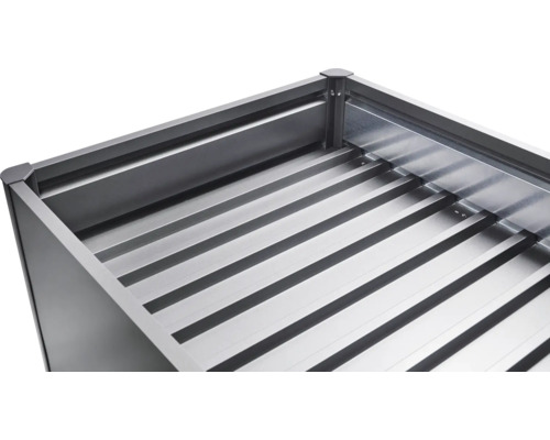 Detailopname van een metalen plantenbak met geribbelde bodem