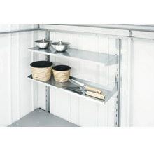 Rek systeem met twee planken, plantenbakken en tuingereedschap