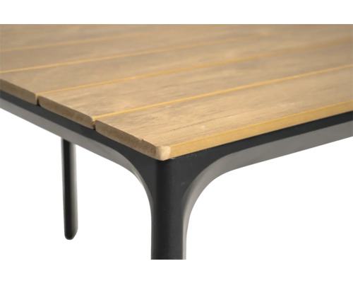 Gedetailleerd beeld van een tuintafel met houten blad en metalen frame